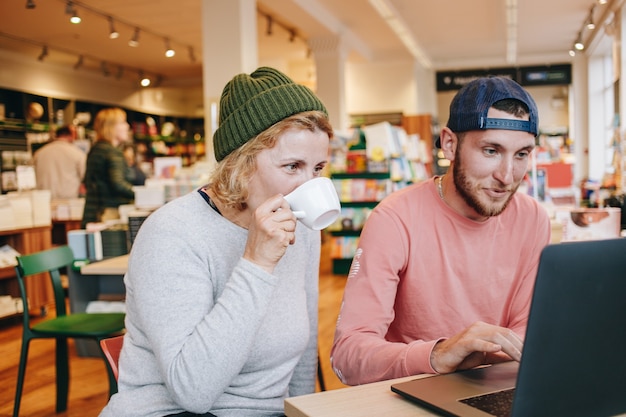 Free photo man and woman work on laptop project