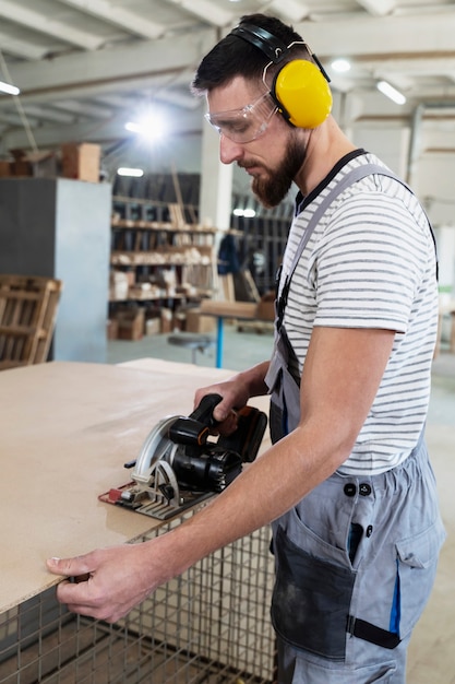 Free Photo man working on cutting mdf board