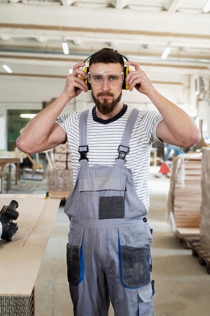 Free photo man working on cutting mdf board