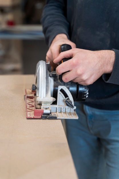 Free photo man working on cutting mdf board