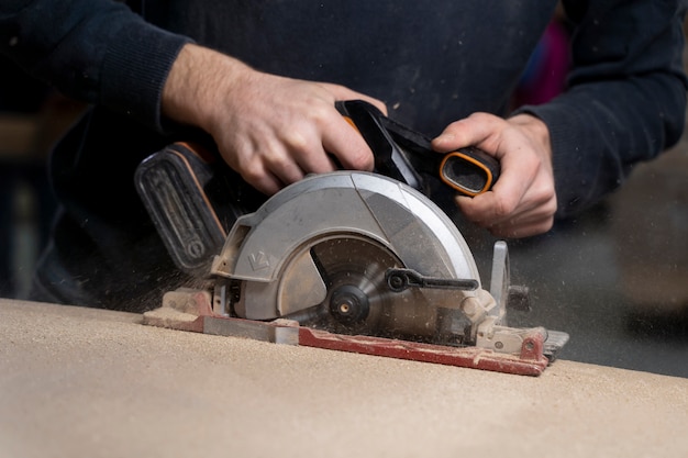 Free photo man working on cutting mdf board