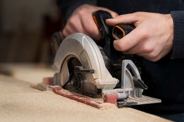 Free photo man working on cutting mdf board