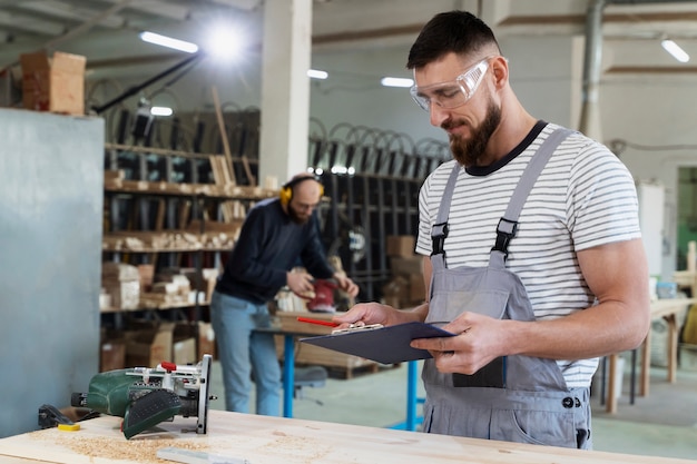 Free photo man working on cutting mdf board