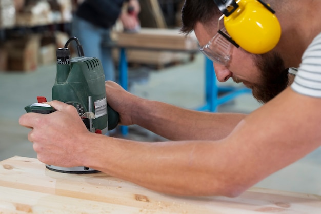 Free photo man working on cutting mdf board