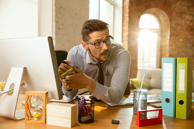 Free photo management. a young businessman moving in the office