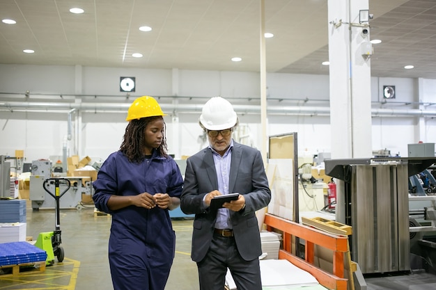 Free Photo manager discussing factory work with worker