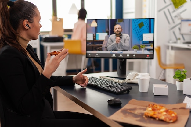 Free photo manager woman discussing with remote entrepreneur during online videocall having delivery lunch