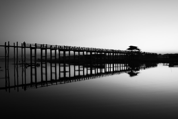 Free photo mandalay lake in monochrome