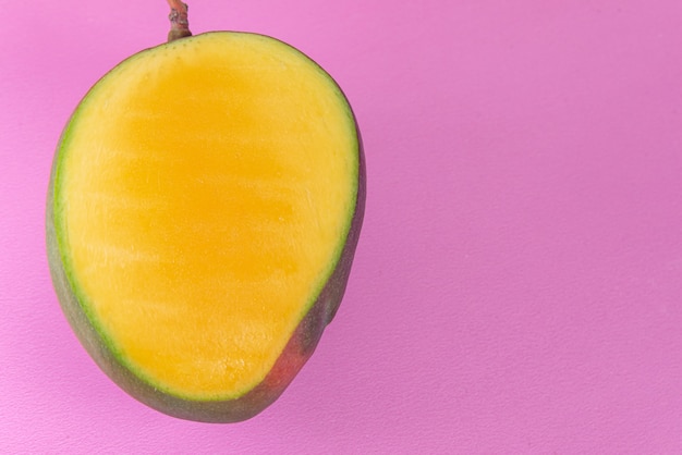 Free photo mango on the pink background