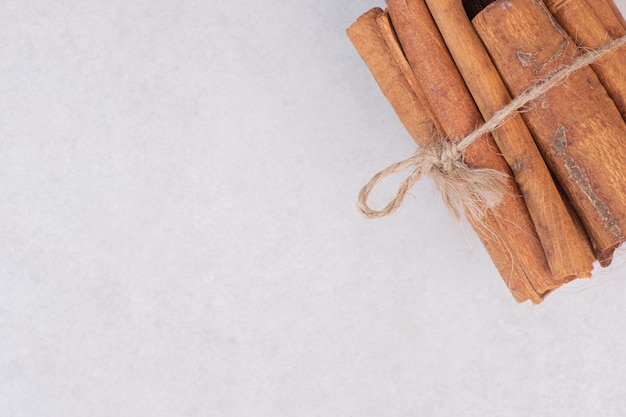 Free photo many of cinnamon sticks on white table