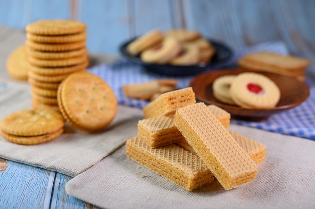 Many cookies are placed on the fabric and then placed on a wooden table.