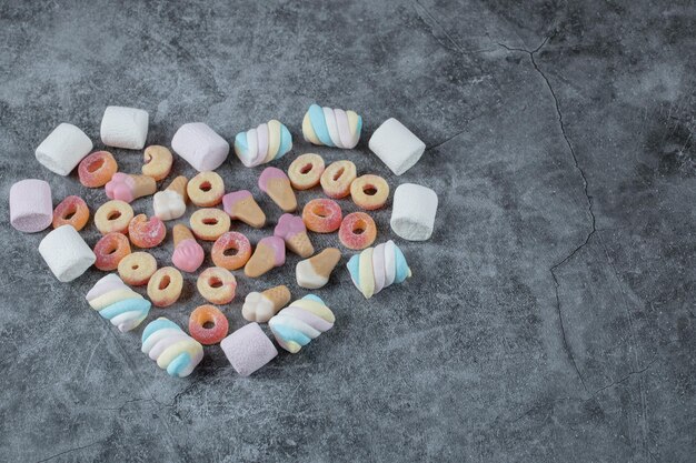 Free photo marshmallow and jellybeans isolated on marble.