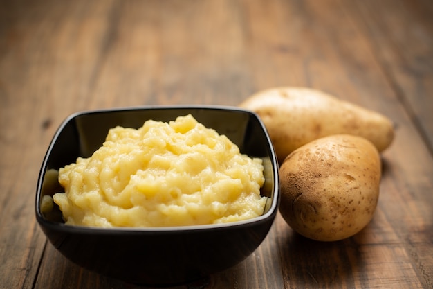 Free photo mashed potatoes in the bowl on the white wooden table