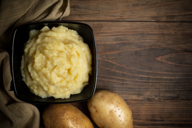 Free photo mashed potatoes in the bowl on the white wooden table