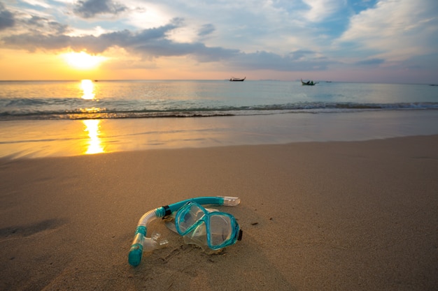 Free Photo mask and snorkel diving on the beach