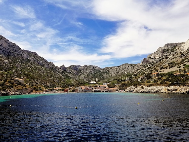 Free photo massif des calanques covered in greenery surrounded by the sea in marseille in france