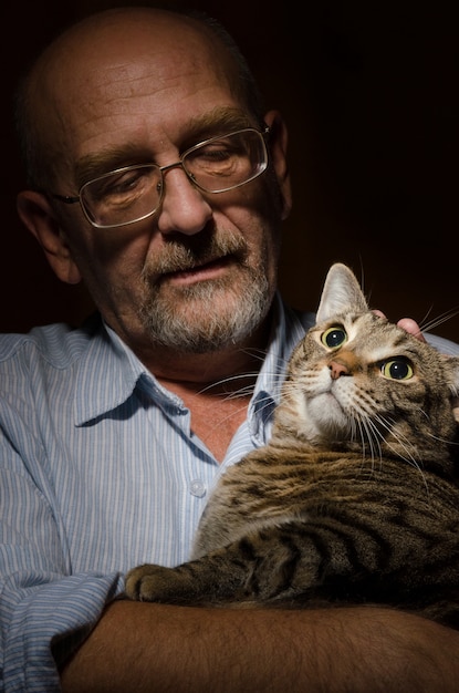 Free photo mature man with his cat