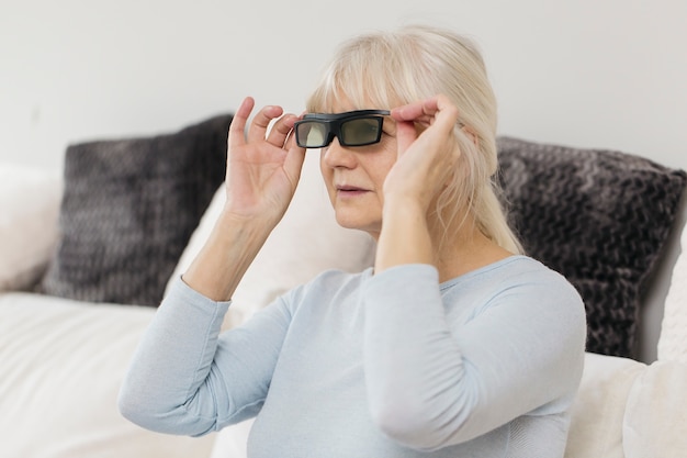 Free Photo mature woman in 3d glasses on sofa