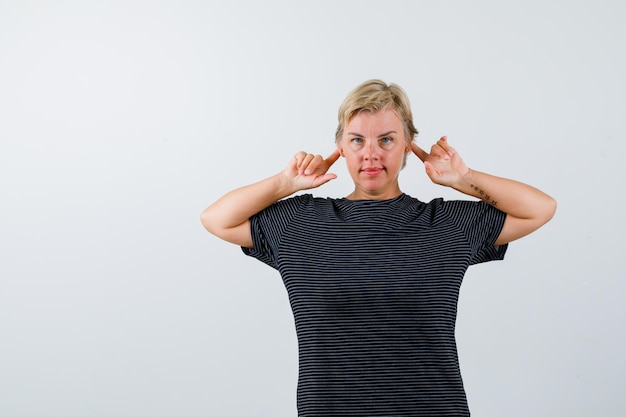 Free photo mature woman posing in the studio