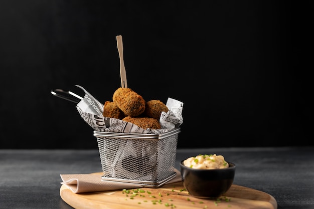 Free photo meal containing croquettes and mayonnaise on a wooden plate