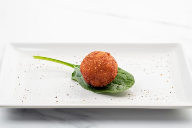 Free photo meal containing croquettes and spinach