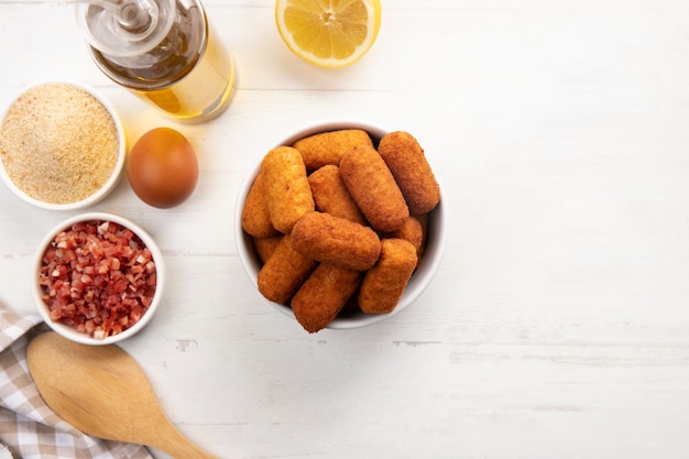 Free photo meal containing croquettes with bacon and lemon