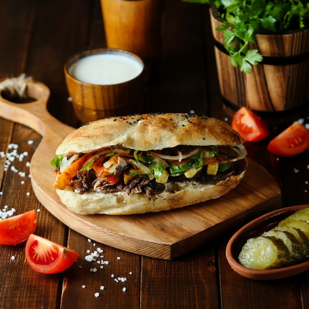 Free Photo meat doner in the bread on wooden board