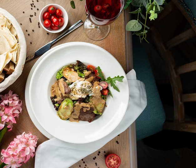 meat slices in sauce with vegetables