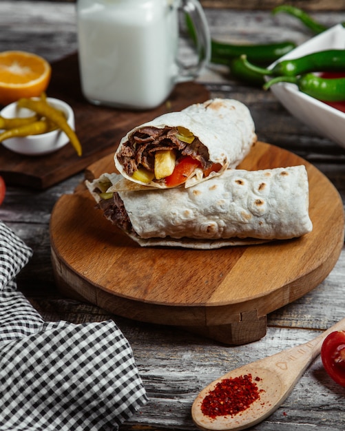 Free photo meat wrap served with pepper