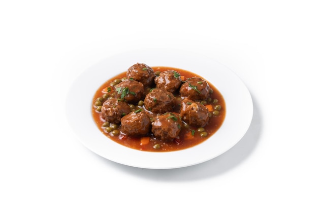 Free photo meatballs green peas and carrot with tomato sauce isolated on white background