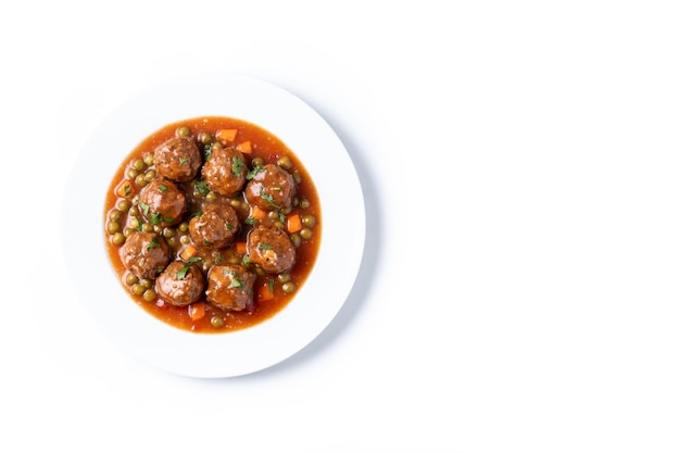 Free photo meatballs green peas and carrot with tomato sauce isolated on white background