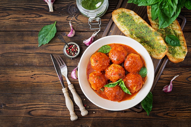 Free Photo meatballs in tomato sauce and toast with basil pesto.