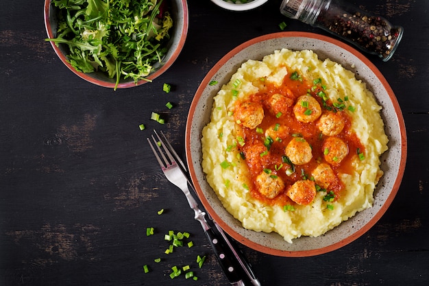 Free Photo meatballs in tomato sauce with mashed potatoes in bowl.