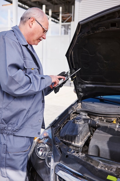 Free Photo mechanic checking a car