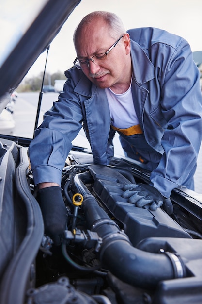 Free Photo mechanic checking a car