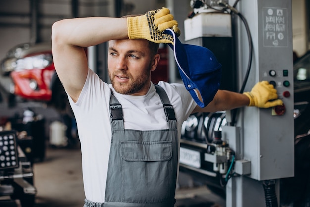 Free photo mechanic fixing car at car service station