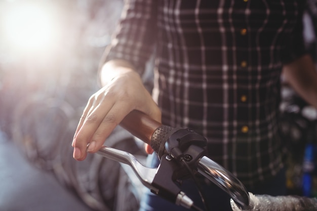 Free photo mechanic holding a bicycle handlebar