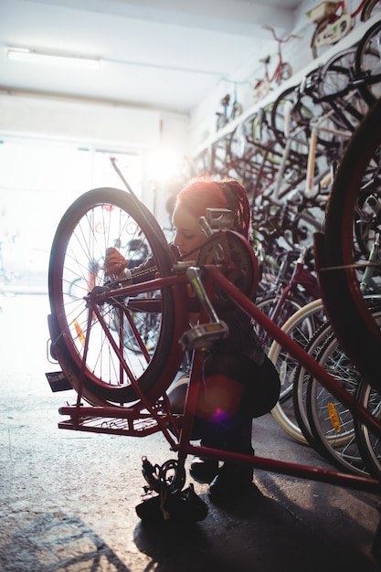 Free photo mechanic repairing a bicycle