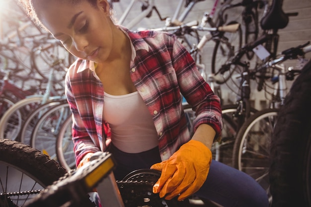 Free photo mechanic repairing a bicycle