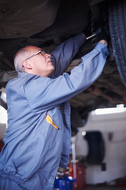 Free Photo mechanic repairing a car in the workshop