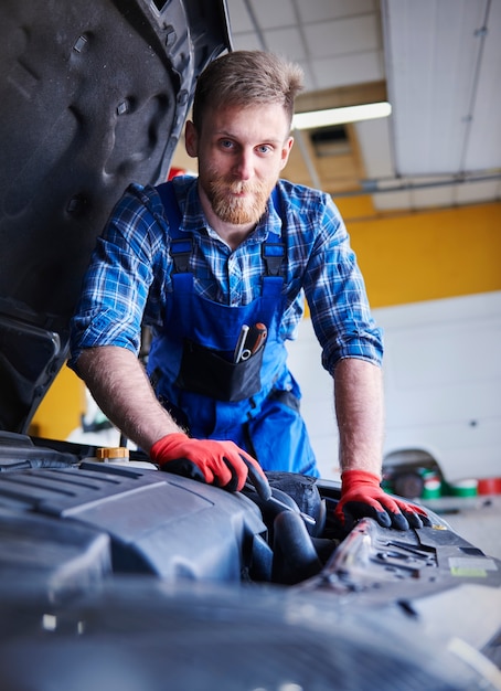 Free Photo mechanic repairing a car in the workshop