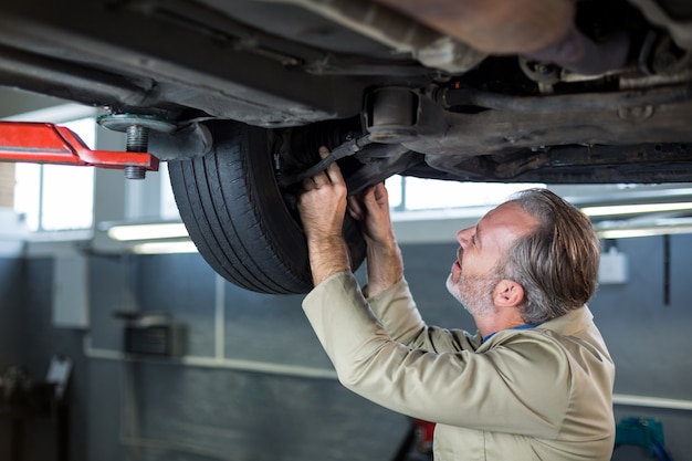 Free Photo mechanic servicing a car