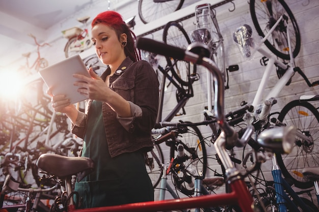 Mechanic using digital tablet