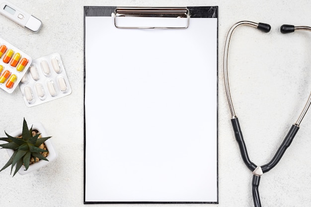 Free photo medical desk assortment with empty clipboard