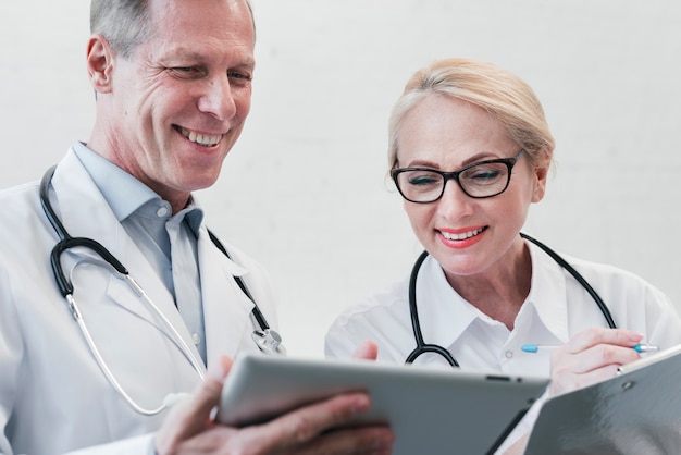 Free photo medical team in a doctor's office