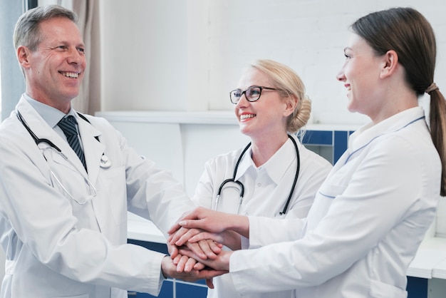 Free photo medical team in a doctor's office