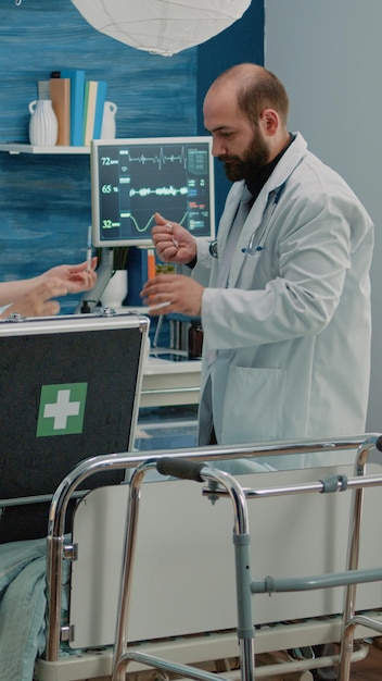 Free photo medical team giving assistance to old woman with disease