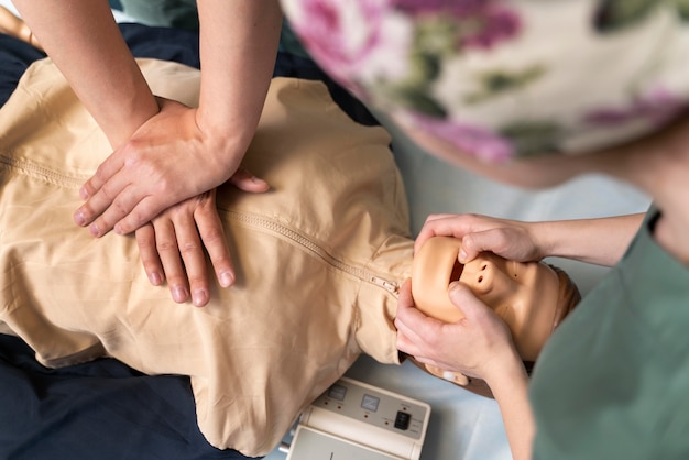 Free photo medicine student doing their practice in a hospital