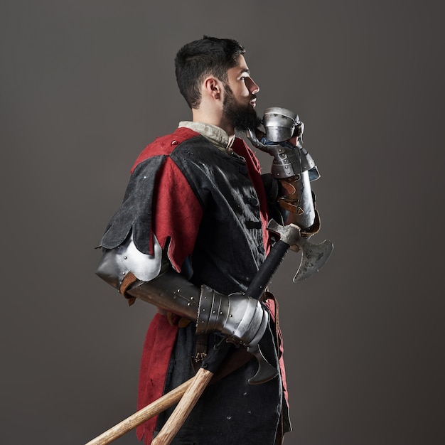 Free photo medieval knight on grey