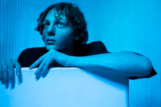 Free photo medium shot boy posing in studio